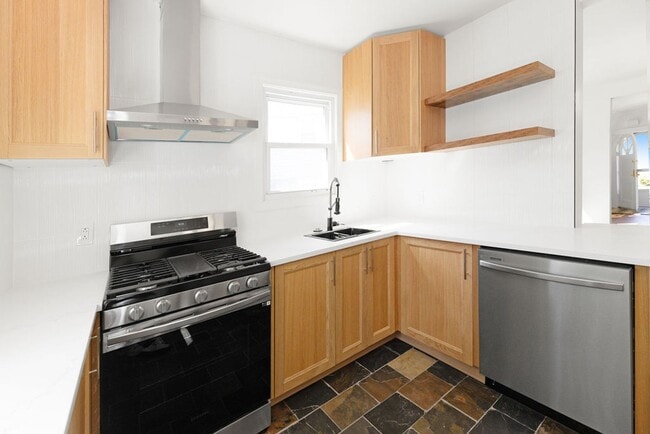 Building Photo - Renovated Home!