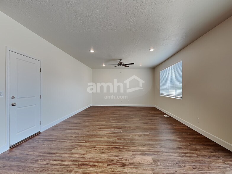 Building Photo - 1187 N Golden Spoke Dr