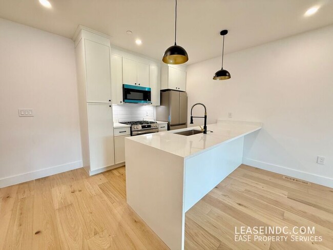 Building Photo - 1812 Independence Ave SE