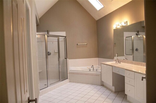 Building Photo - 2227 Wayside Dr