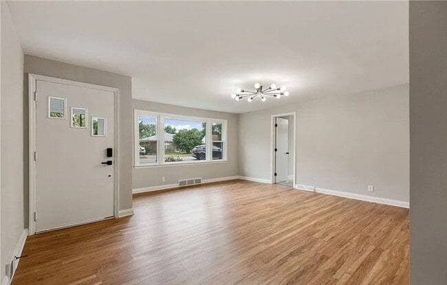 Building Photo - Modern 4 Bedroom Home with Granite Kitchen & Tiled Baths