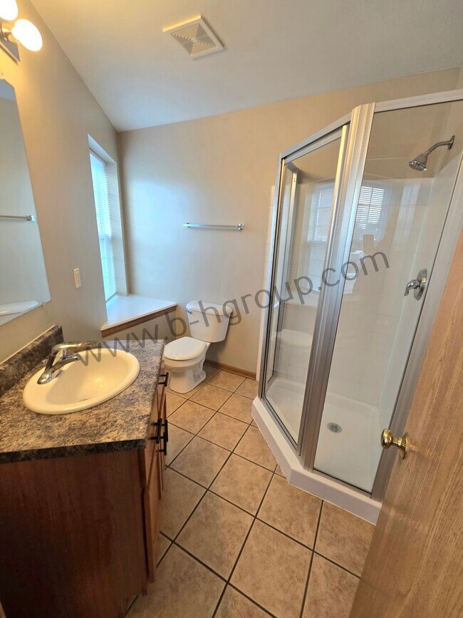 Building Photo - 2333 Roosevelt Rd