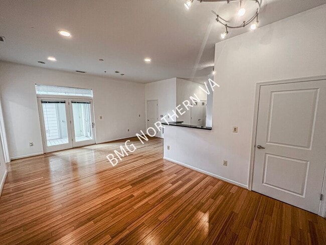 Building Photo - 309 Holland Ln