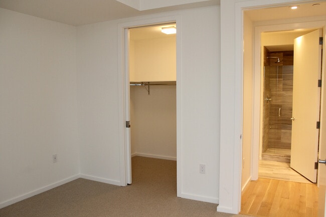 Building Photo - Unrivaled Cosmopolitan Condo w/Breathtaking City & River Views