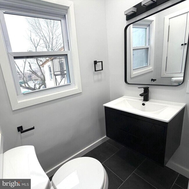 Building Photo - 330 N 2nd St