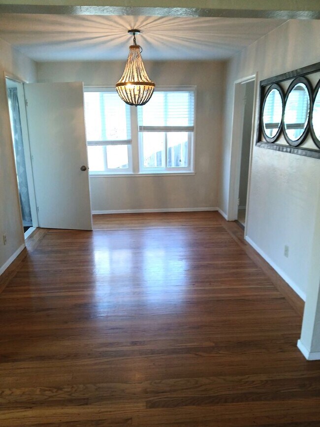 Building Photo - Charming 3-bedroom Home on Upper Westside -Large Yard and Covered Patio