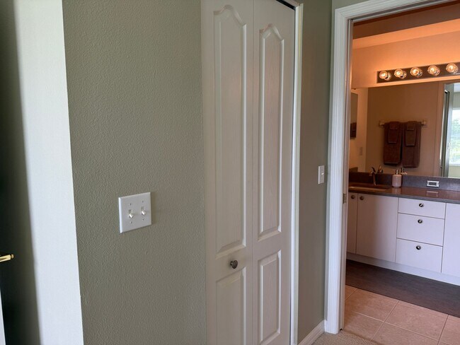 Building Photo - Lakeview 2 Bedroom 2 Bath Condo on Golf Co...