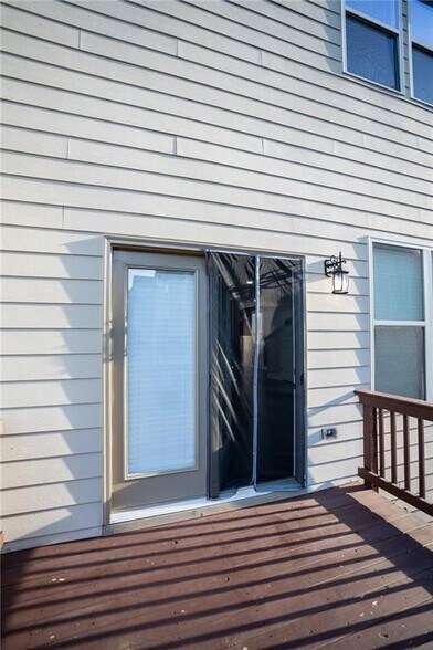 Building Photo - 2215 Manor Pointe Dr