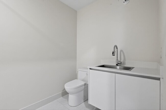 Building Photo - 700 NE 24th St