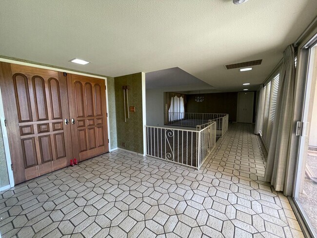 Building Photo - Custom home located next to Oakdale Country Club!