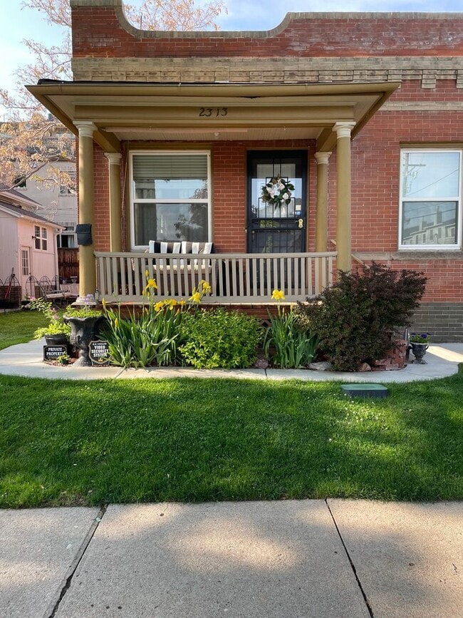 Building Photo - Charming duplex available in Cherry Creek North, one of Denver’s most sought-after neighborhoods!