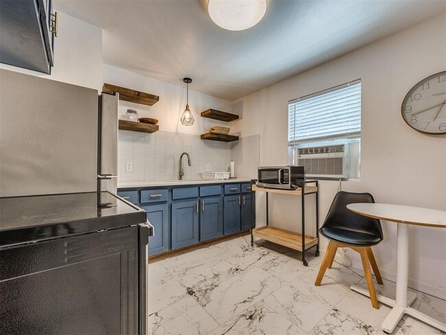 Building Photo - 217 E Daws St