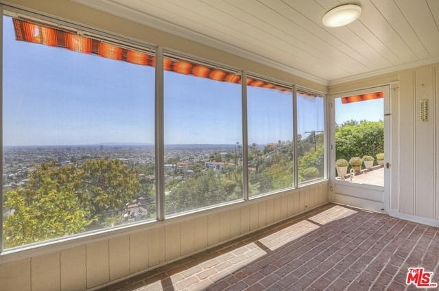 Building Photo - 2675 Glendower Ave