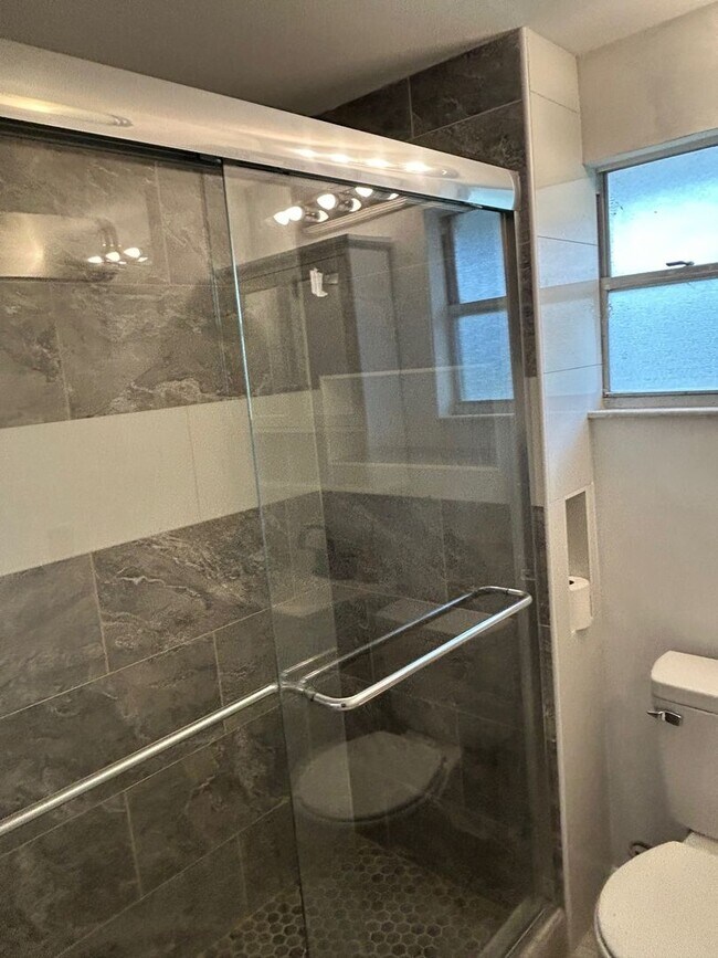Building Photo - 4BD/2BA on the Island!