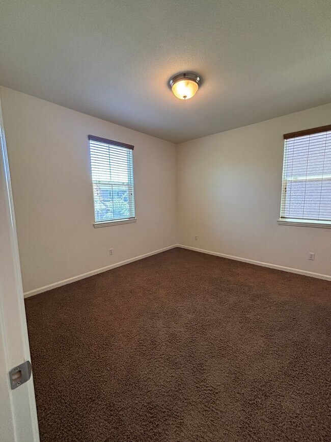 Building Photo - West Roseville Solar! 3 Bedroom, Plus den/...