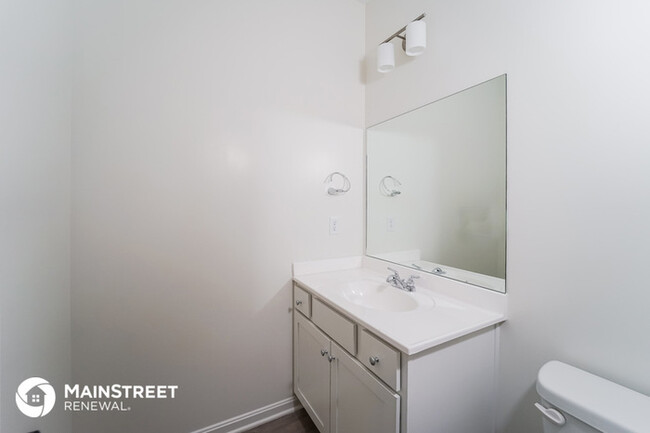 Building Photo - Town Home Available For Immediate Move In!