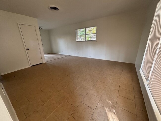 Building Photo - Southern Hills