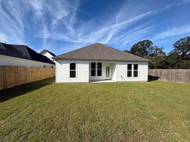 Building Photo - Must See! New 4/2 Home off Tiger Bend Rd. in Garden Hill Subdivision