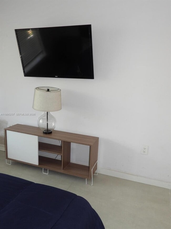 Building Photo - 715 Hollywood Blvd