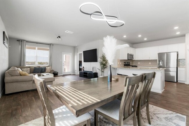 Building Photo - 212 Apache Plum Dr