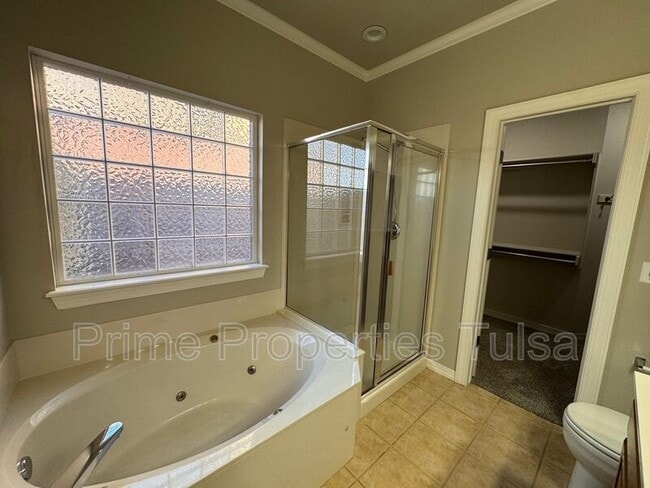 Building Photo - 528 North Willow Pl W