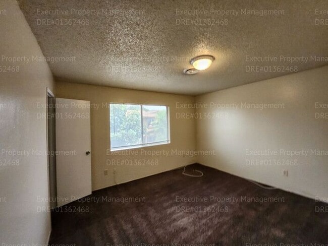 Building Photo - Townhouse unit. 2 bedrooms 1.5 bath call o...