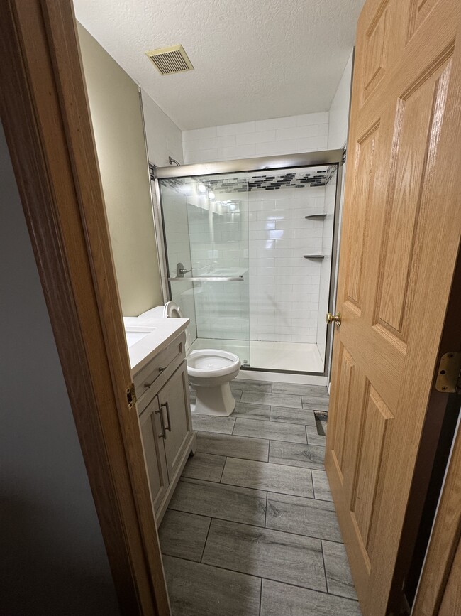 Upstairs bathroom - 5800 Katara Dr