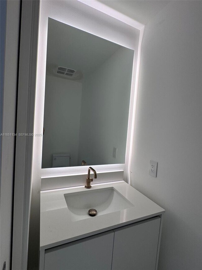 Building Photo - 700 NE 24th St