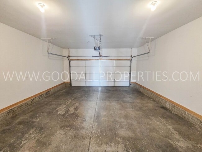 Building Photo - 4-Bedroom, 3.5-Bath Home with Walkout Finished Basement in Norwalk