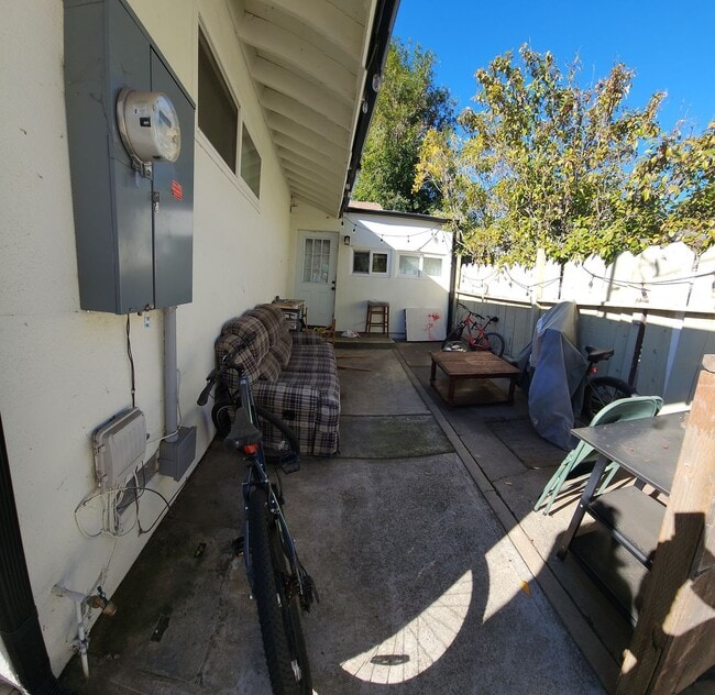 Building Photo - 7 Bedroom 3 bath home close to POLY!!!!