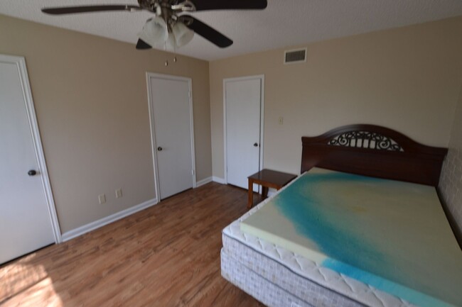 Building Photo - Fully Furnished!  2 bedroom 1 bath townhou...