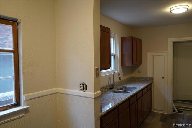 Building Photo - 7010 Thatcher St