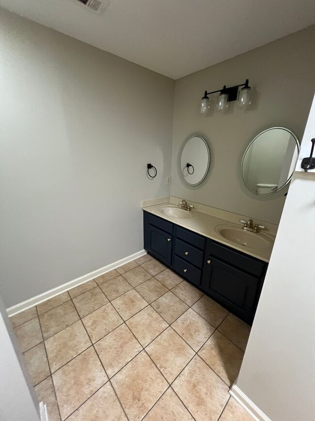 Building Photo - 3 bed 2.5 bath house with multiple bonus rooms!