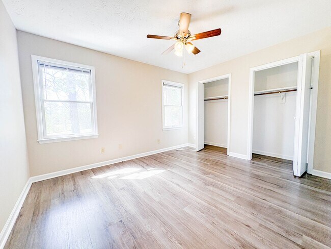 Building Photo - 3 Bedroom 2 Bathroom Home- Small Pets Okay