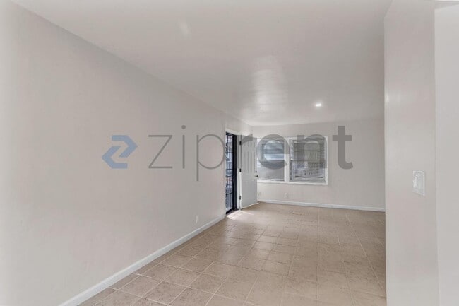 Building Photo - Unit 5