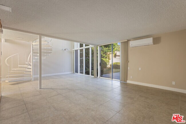 Building Photo - 4171 Del Mar Ave