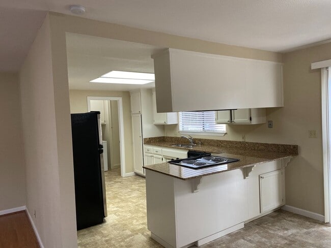 Building Photo - Adorable 3/2 on corner lot In Lake of the Pines