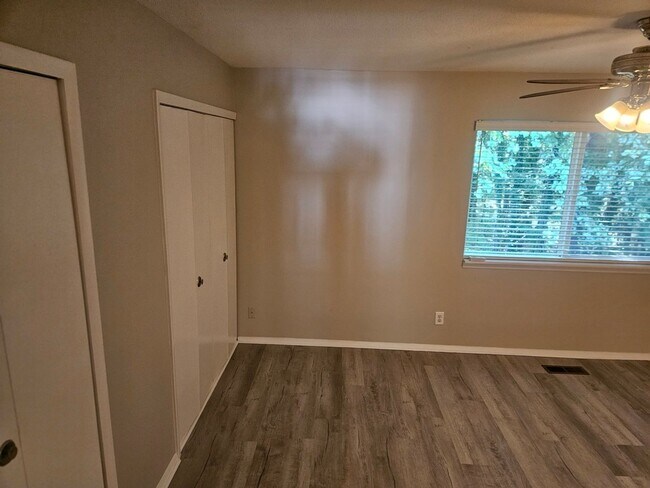 Building Photo - Lovely 2 BR 2.5 BA TH near UNC Chapel Hill! Available Now