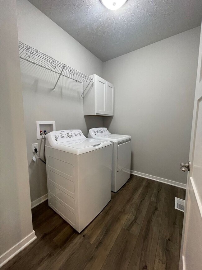 Building Photo - Large Home in Bellevue for Rent!