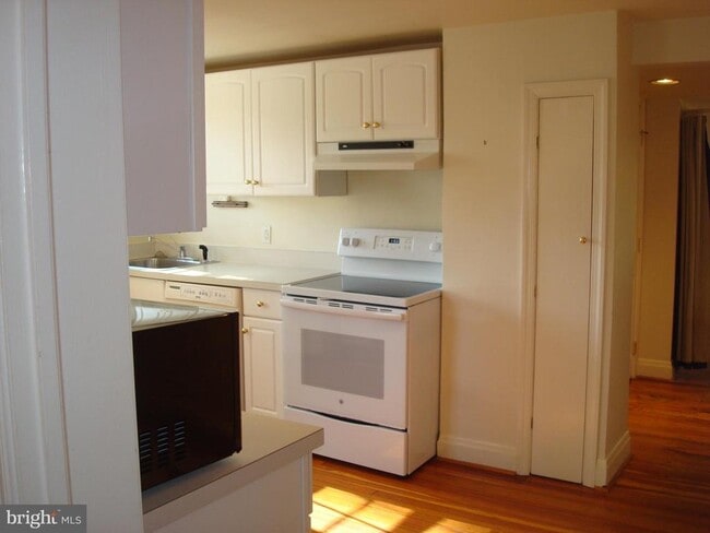 Building Photo - 605 Norway Rd