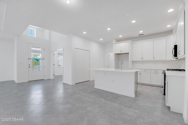 Building Photo - 215 Summertime Pl