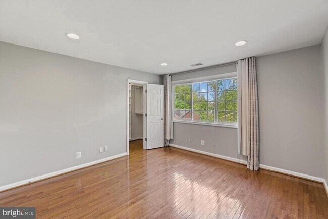 Building Photo - 5272 Maris Ave