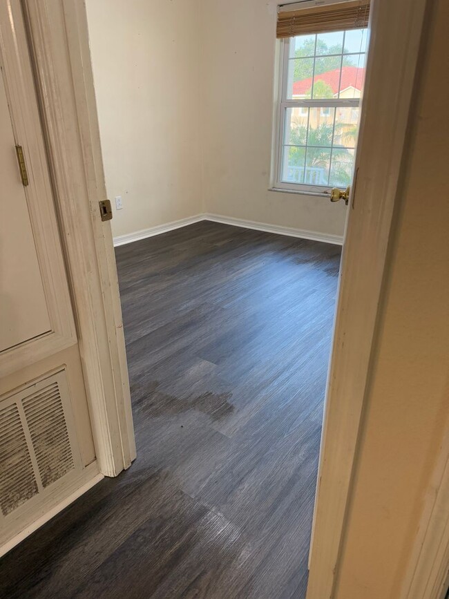 Building Photo - Second Floor 3 Bed 2 Bath Condo in South K...