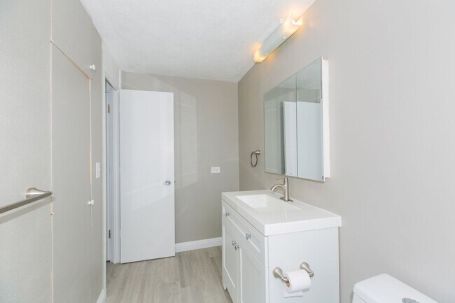 Building Photo - ? Spacious 2-Bedroom Condo at Fairway Manor – Incredible Value Near Waikiki! ?