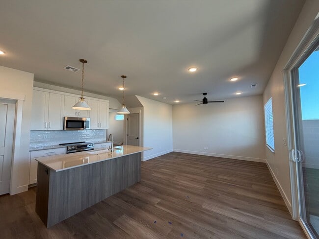 Building Photo - BRAND NEW TOWNHOME FOR RENT BY CRIMSON CLIFFS!