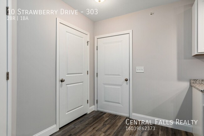 Building Photo - 10 Strawberry Dr