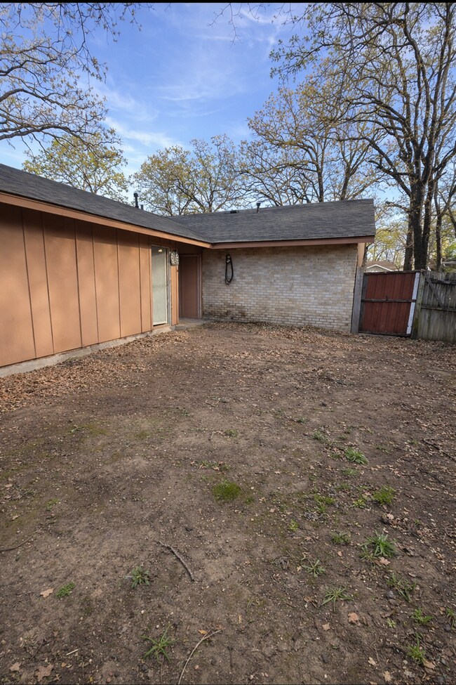 Building Photo - Remodeled 2BR Home w/ Fenced Yard – Only $1,495