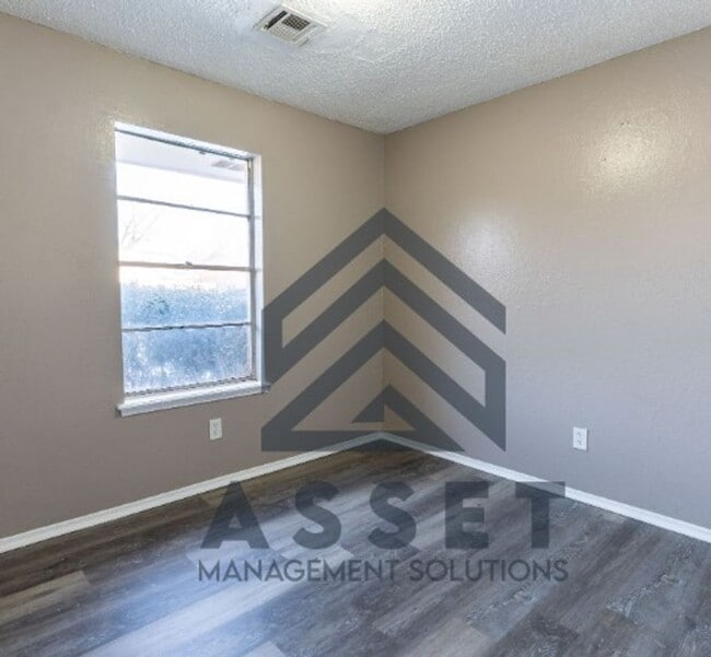 Building Photo - Spacious 5-Bedroom Home Near Tinker AFB and Local Parks