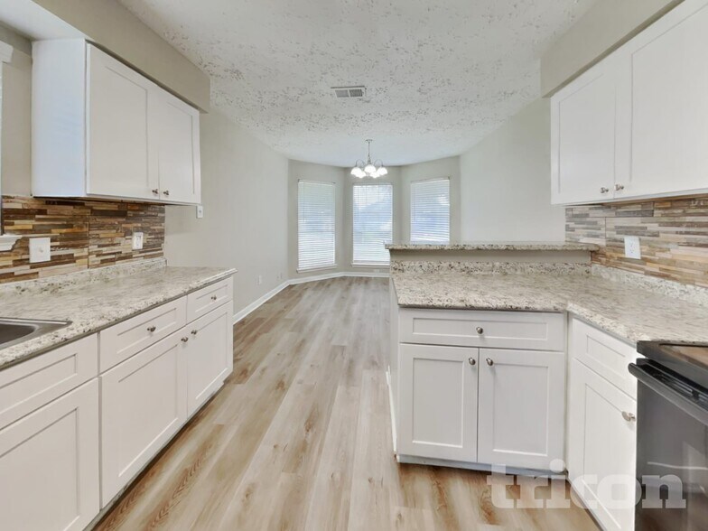 Building Photo - 2013 Greenwood Dr