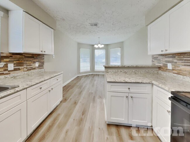 Building Photo - 2013 Greenwood Dr